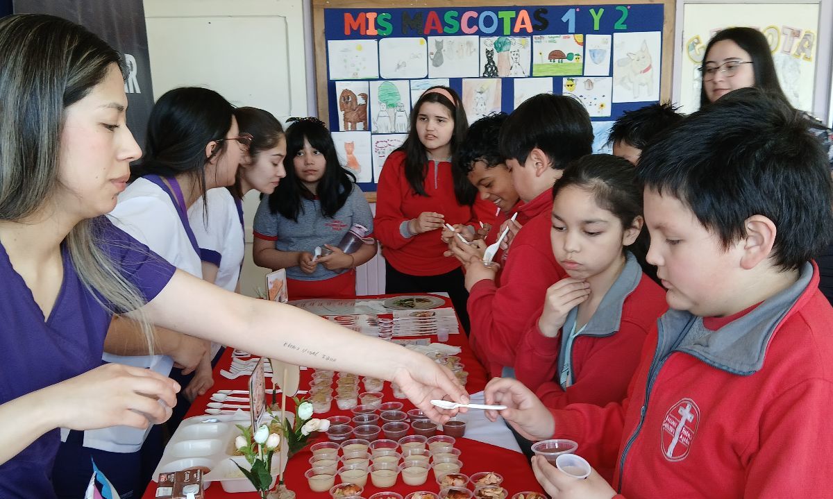 Producto local, beneficio regional: salmón 
Blumar llega a una segunda escuela en Magallanes